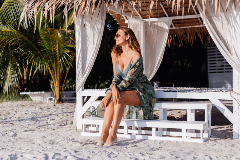 ragazza in vacanza prenota